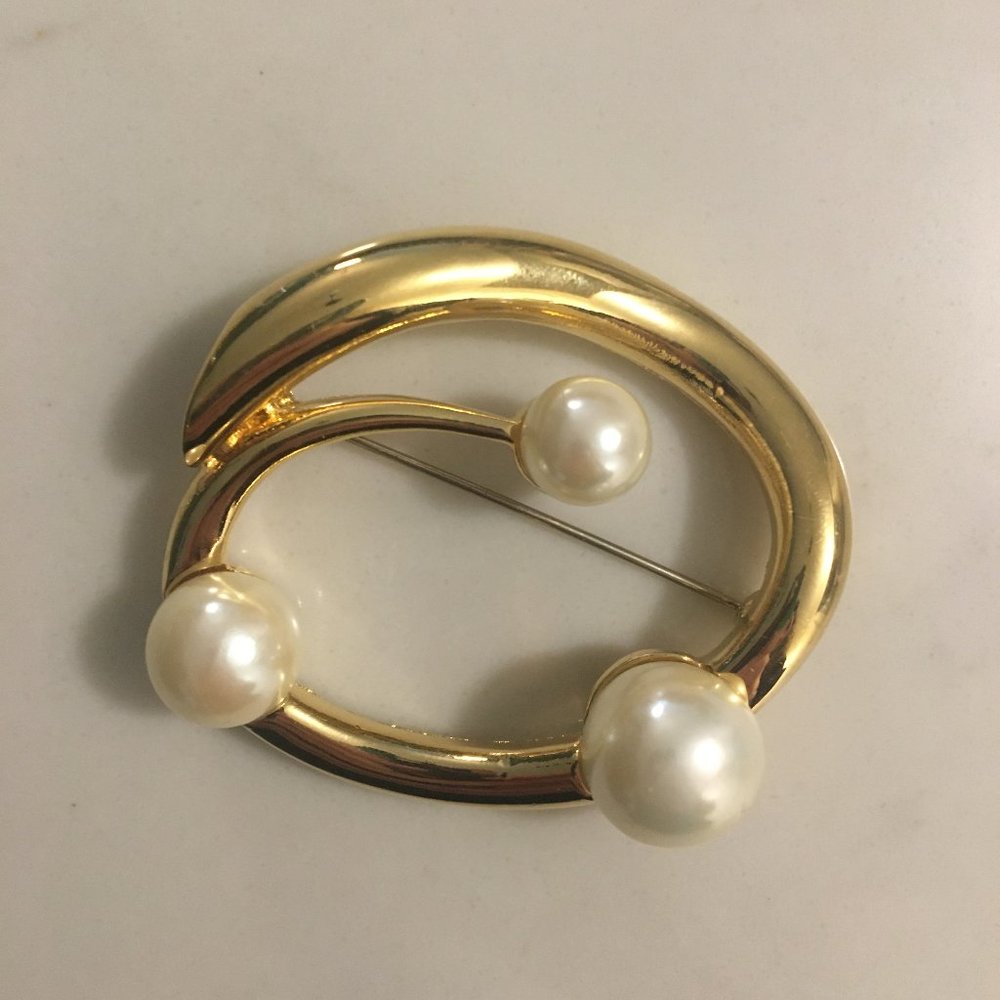 Vintage brooch with pearls